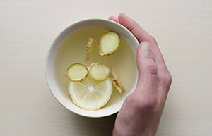 Teetasse mit Ingwer und Zitrone